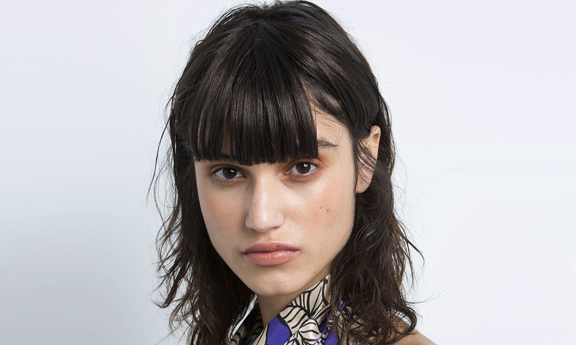 ¿Te gusta el pelo corto? Pues el Wolf Cut también tiene su versión Short Wolf Cut. Dale un poco de movimiento con la ayuda de la Laca Elnett de L’Oréal Paris que también te aportará brillo y fijación.